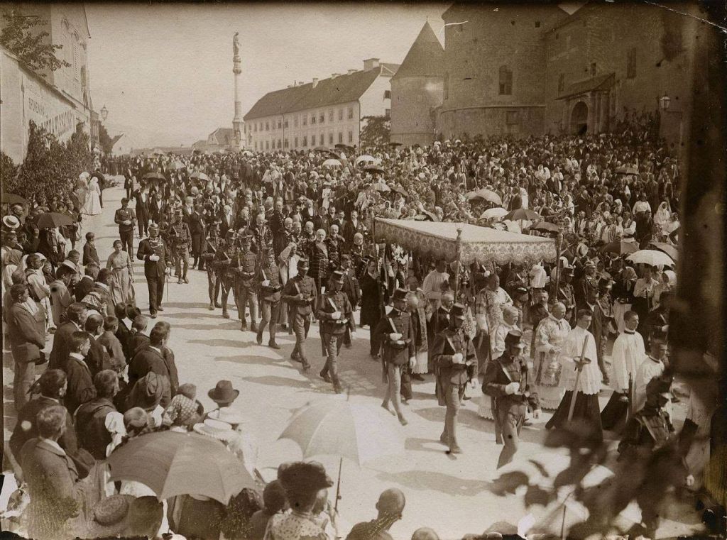 Bakačeva ulica 1900-ih godina. Tijelovska procesija (Foto Josip Kokalj)